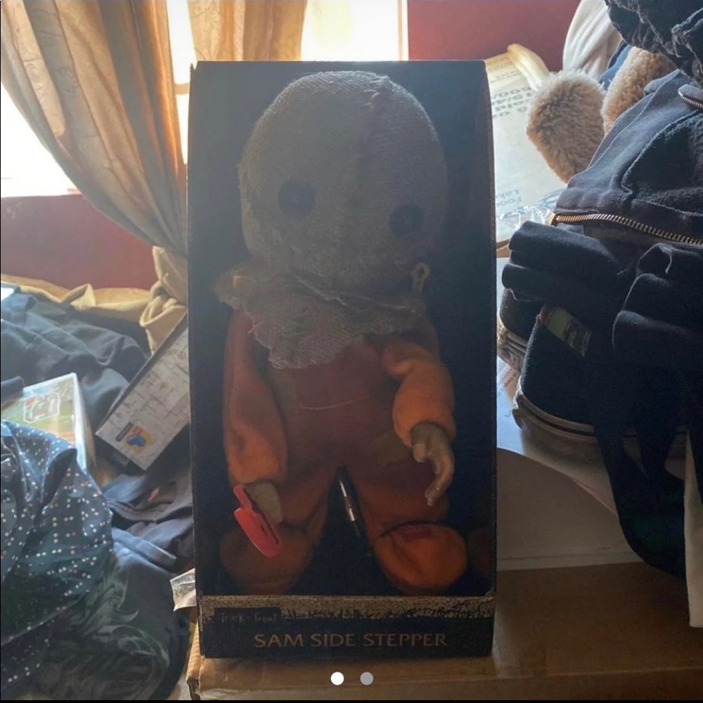 Spirit Halloween EXCLUSIVE :: Sam Side Stepper